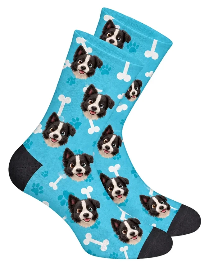 Socken mit demselben Hund als Cartoon